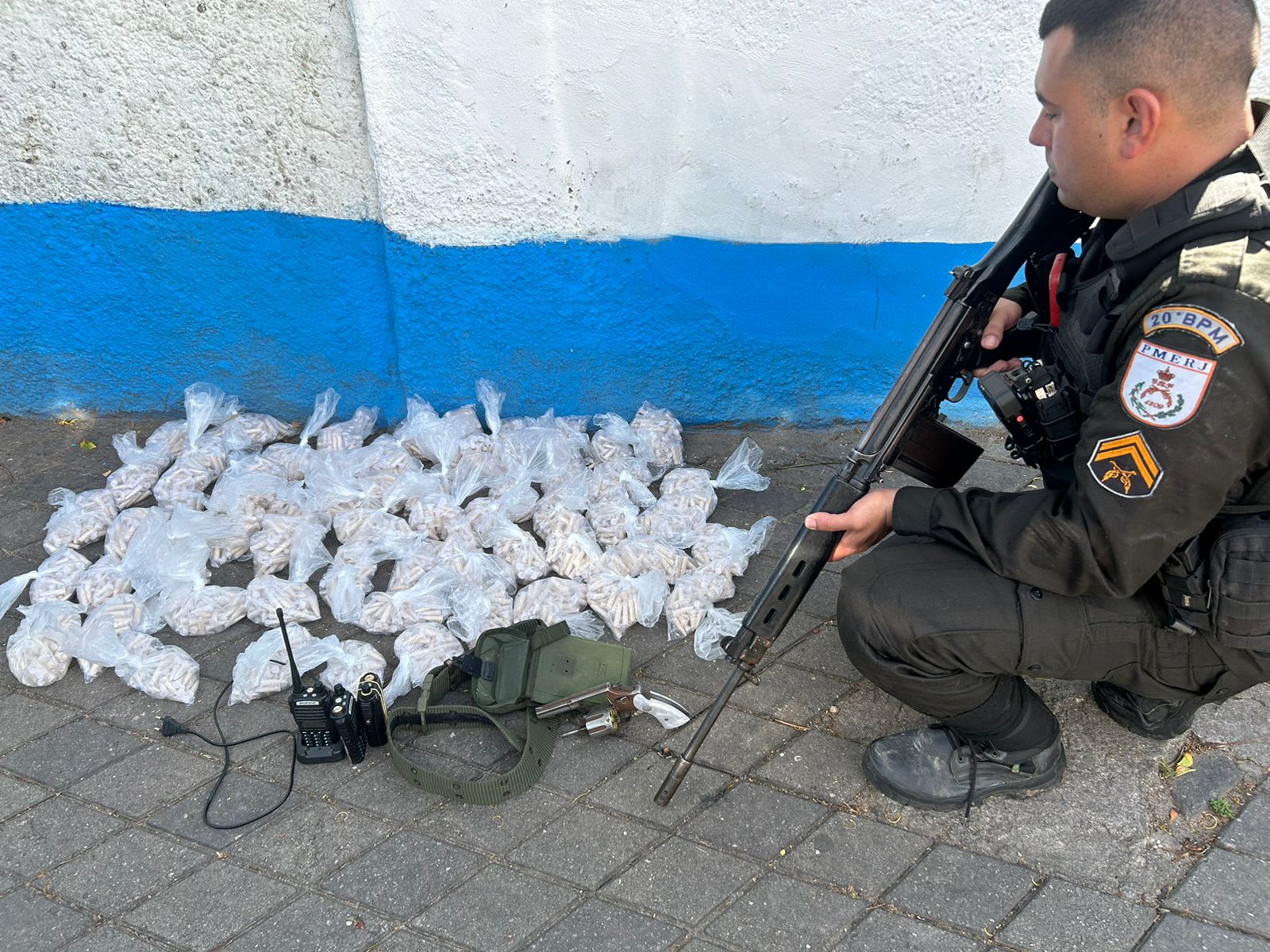 20º BPM prende homem com drogas e arma no Buraco do Boi